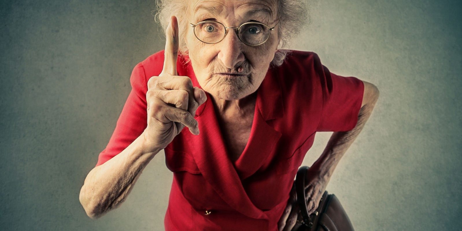 Que vois-tu, toi? Une vieille femme grincheuse, un peu folle?  Ouvre les yeux. Que vois quand tu me regardes ou me soigne? Que penses-tu? J'ai pourtant eu une vie heureuse et bien remplie comme la tienne: amour, famille, travail...