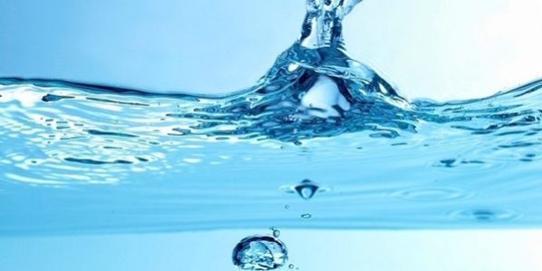 Avec l’oxygène, l’eau est l’élément le plus essentiel à notre survie puisque notre corps est composé de 75 % d’eau et notre cerveau de 80 % à 90 %