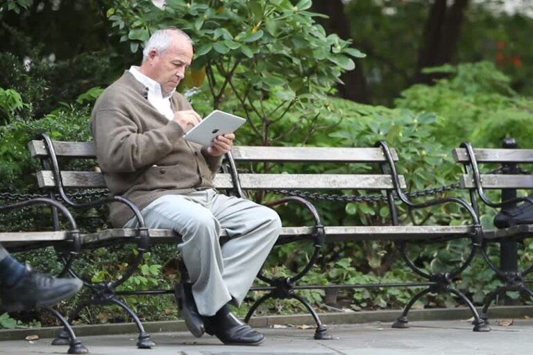 Retraité écrivant son autobiographie mariepauledessaint La retraite est un bon moment pour faire le récit de sa vie afin de transmettre ce que l'on trouve important (valeurs, expériences de vie, etc.) à nos proches. Il faut pour cela découvrir qui l'on est vraiment (Qui suis-je?) à l'aide des 73 tests que je propose dans mon livre sur ce thème