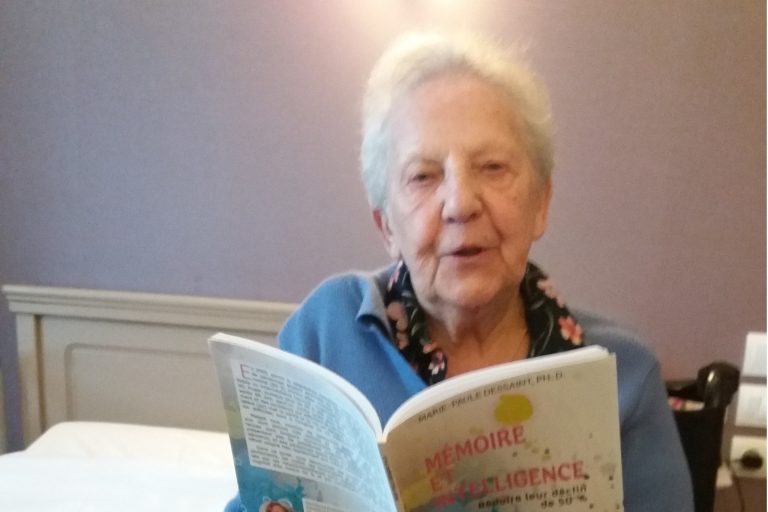 Madame Thérèse Thomas, en train de lire «Mémoire et intelligence» mariepauledessaint.com Soucis de mémoire en vieillissant? Les jeux tels le sudoku, le scrabble, les échecs ou le bridge stimulent plusieurs fonctions cognitives supérieures... À plus de 90 ans, ma tante Thété (Thérèse Thomas) bat tout le monde à plat de couture au scrabble, même les beaucoup plus jeunes