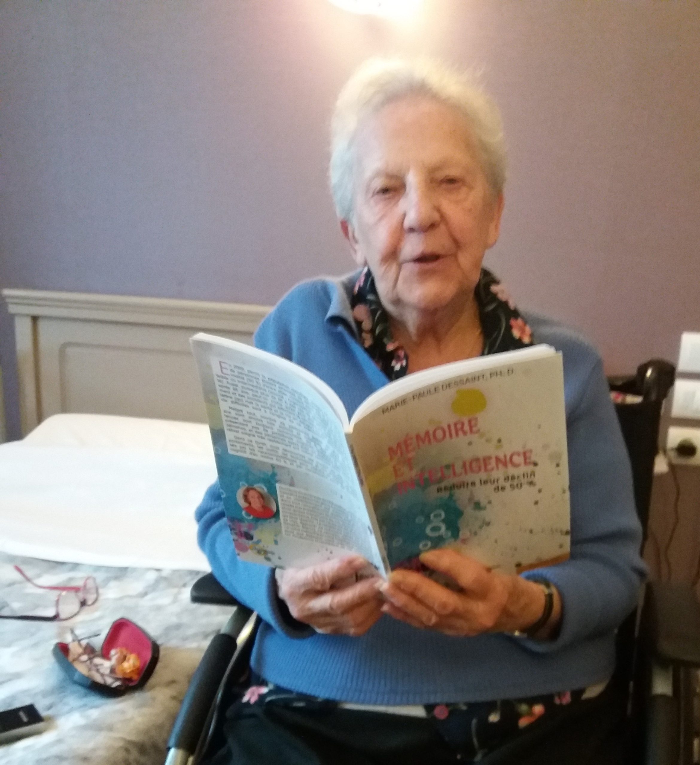 Les jeux tels le sudoku, le scrabble, les échecs ou le bridge stimulent plusieurs fonctions cognitives supérieures... À plus de 90 ans, ma tante Thété (Thérèse Thomas) bat tout le monde à plat de couture au scrabble, même les beaucoup plus jeunes