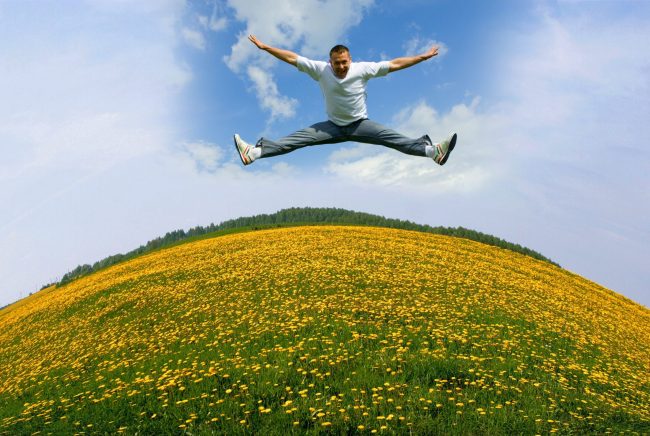 Que faire pour déborder d'énergie, garder sa bonne humeur, avoir une bonne mémoire et bien dormir. Mangez, buvez, sortez dehors, respirez à la santé de vos neurones