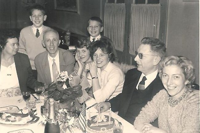 La générativité c'est l'empreinte laissée derrière soi par le bien fait autour de soi, des valeurs transmises à nos enfants (mes merveilleux parents au premier plan)