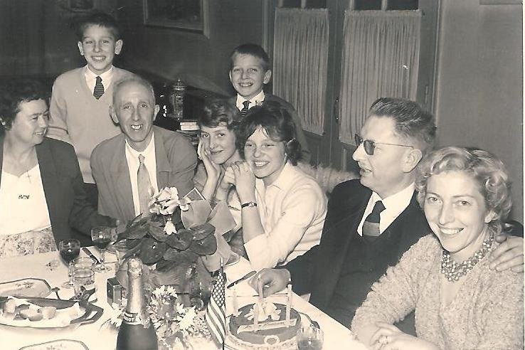 La générativité source de sens dans la vie mariepauledessaint.com La générativité c'est l'empreinte laissée derrière soi par le bien fait autour de soi, des valeurs transmises à nos enfants (mes merveilleux parents au premier plan)