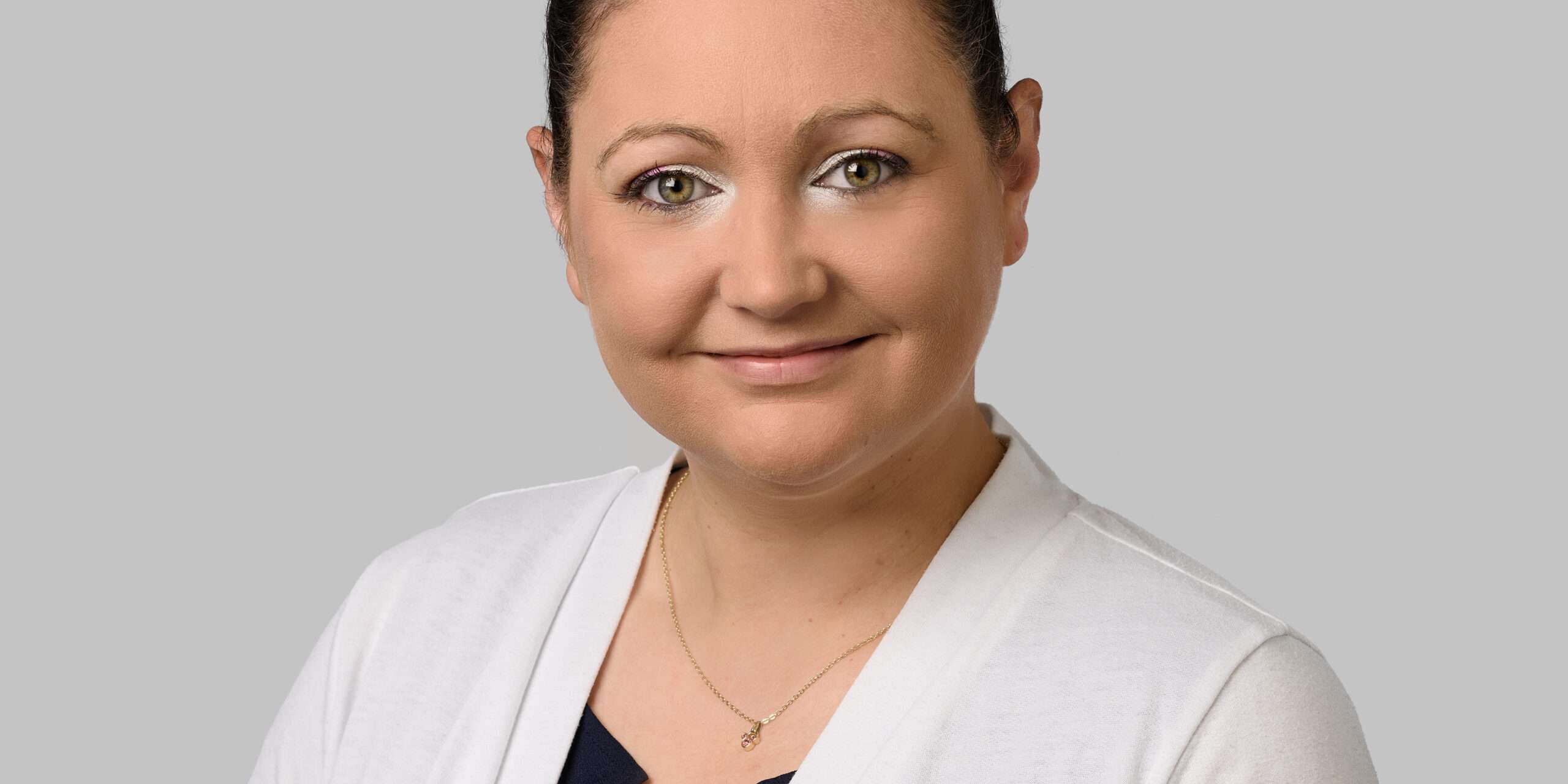 Véronique Guay directrice AQRP Véronique Guay, directrice générale de l’AQRP. Les associations de retraités offrent des activités, brisent l'isolement, défendent les droits de leurs membres, etc.