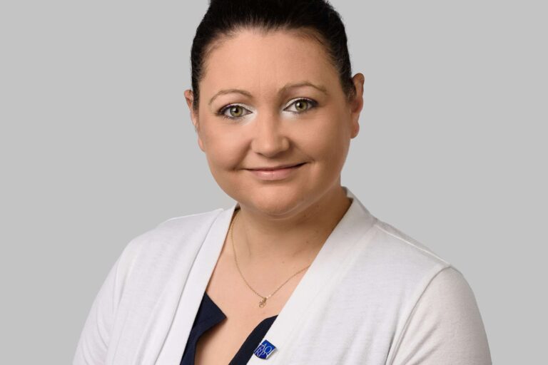 Véronique Guay directrice AQRP Véronique Guay, directrice générale de l’AQRP. Les associations de retraités offrent des activités, brisent l'isolement, défendent les droits de leurs membres, etc.