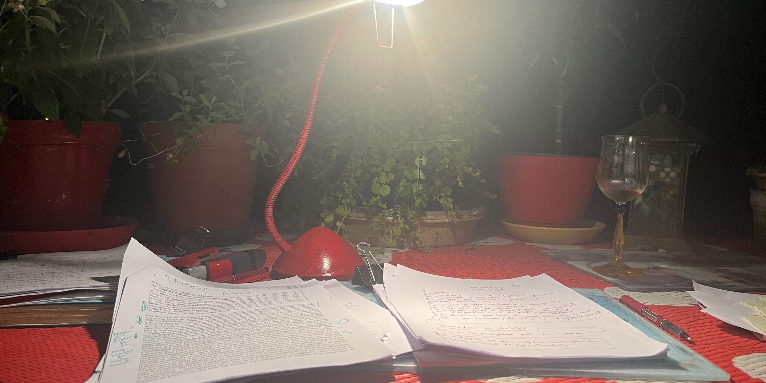 L'ordinateur ne peut pas aussi efficacement que le papier-crayon aiguiser et entrainer plusieurs de nos fonctions cognitives supérieures, dont l'attention et la concentration, la créativité, ainsi que la motricité et la maîtrise de certains traits de caractère. Mieux retenir les informations et créer des textes de meilleure qualité