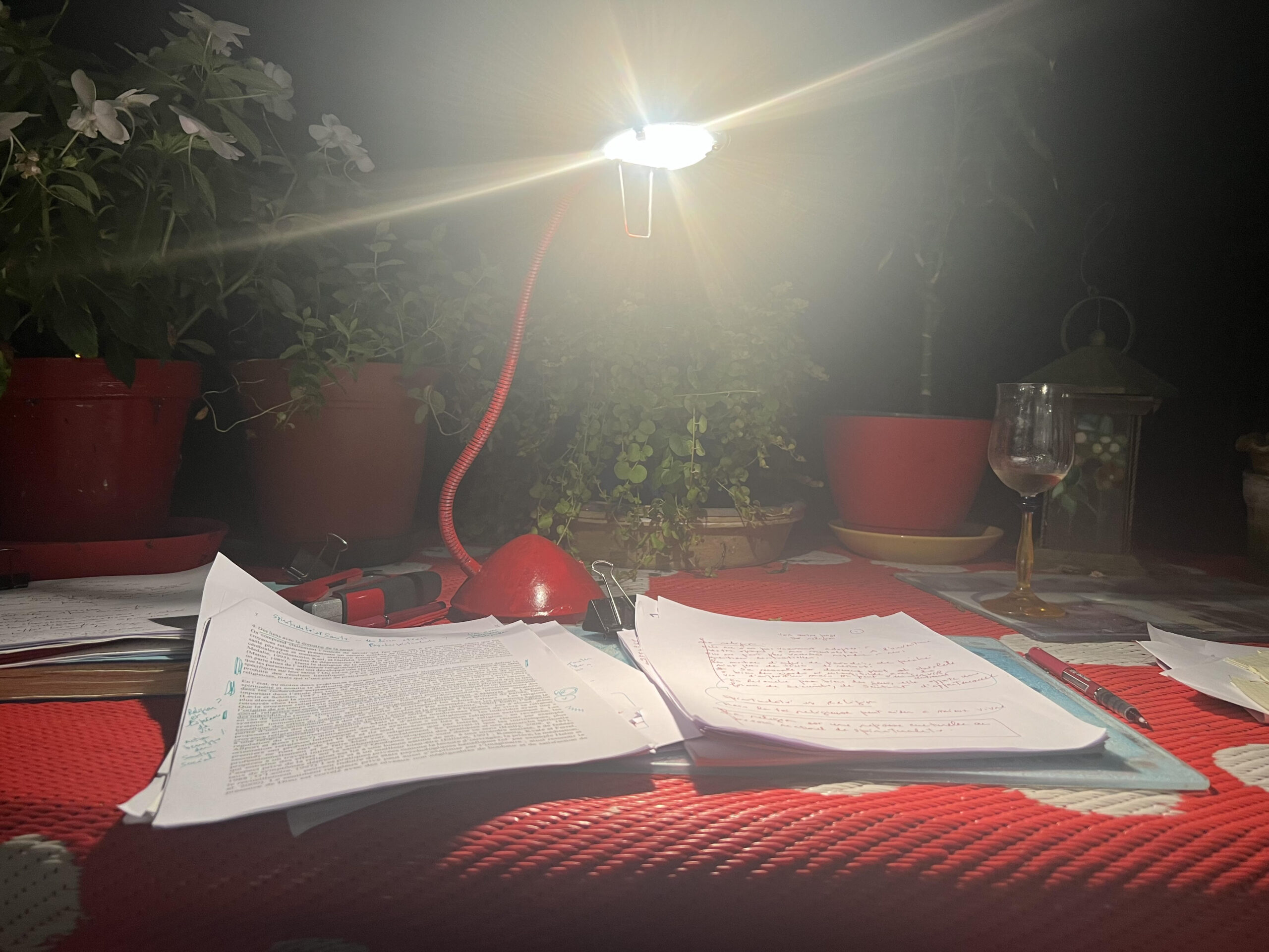 L'ordinateur ne peut pas aussi efficacement que le papier-crayon aiguiser et entrainer plusieurs de nos fonctions cognitives supérieures, dont l'attention et la concentration, la créativité, ainsi que la motricité et la maîtrise de certains traits de caractère. Mieux retenir les informations et créer des textes de meilleure qualité